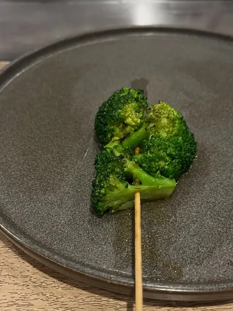 焼いたブロッコリーの串