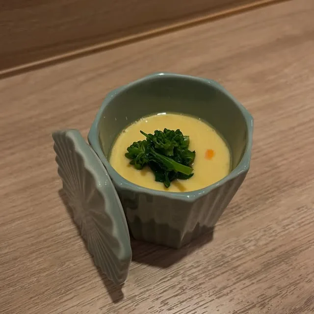 蓋つきの器に入った茶碗蒸し