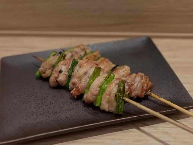 皿に並んだねぎま