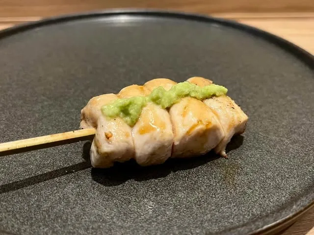 わさびをのせたささみの串